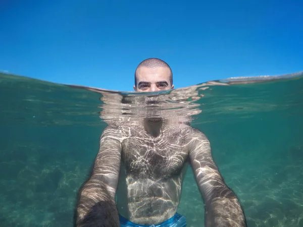 Homme prenant une partie selfie sous l'eau au bord de la mer en Espagne — Photo