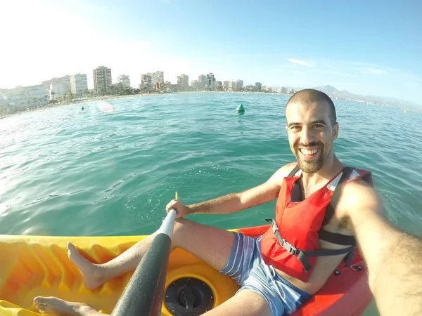Человек в каяке на море в Испании делает селфи — стоковое фото