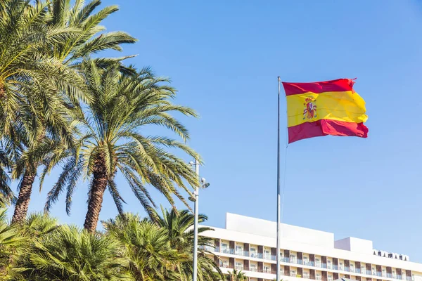 Bandeira da Espanha no resort turístico com palmeiras — Fotografia de Stock