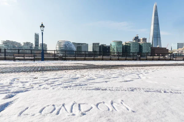 Londra cityscape görünümü ile kar — Stok fotoğraf