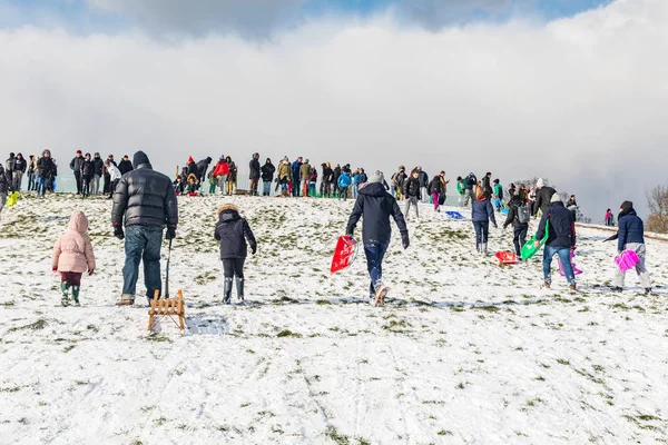 Människor att ha kul på snön i London — Stockfoto