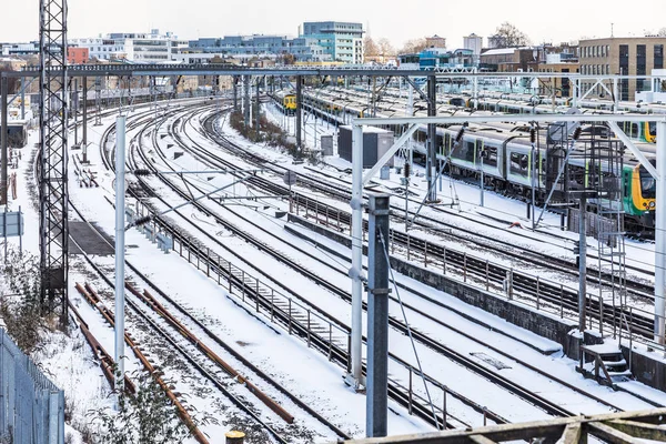 Rolbanen en treinen vallende sneeuw in Londen — Stockfoto