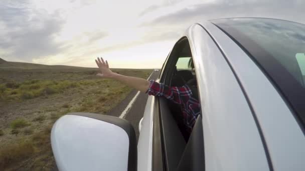 Vacker kvinna ur bilfönster njuter av resan — Stockvideo