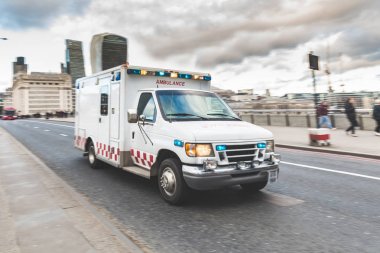 Londra'nın sokakta acele Acil Ambulans