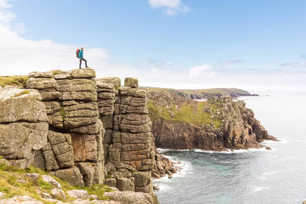 Muž, který stojí na skalní vyvýšenině pohled — Stock fotografie