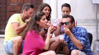 Turist veya dondurma rüşvet yeme ve eğlenerek arkadaş