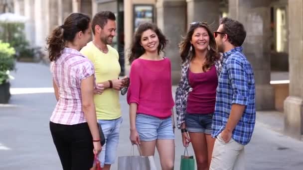 Grupo de amigos reunidos en la ciudad y conversando — Vídeos de Stock