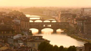 Günbatımı panoramik manzaraya Floransa'daki Ponte Vecchio