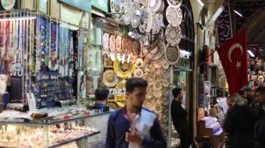 Ana Pazar Istanbul'da insanlara