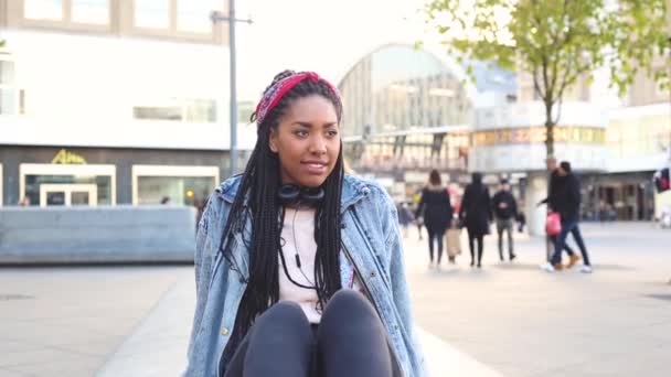 Preto jovem mulher retrato em Berlim — Vídeo de Stock