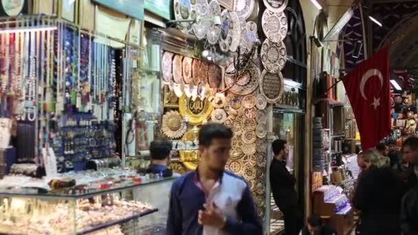 Mensen op de grote markt in Istanbul — Stockvideo