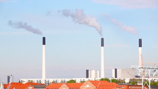 Pembangkit listrik dengan cerobong asap stacksa dan asap di Kopenhagen — Stok Video