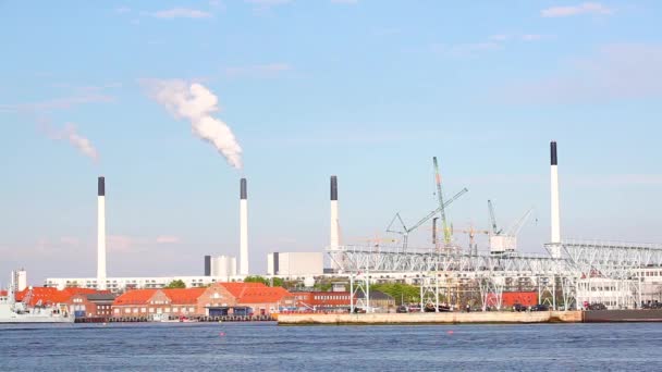 Centrale électrique avec cheminée et fumée à Copenhague — Video