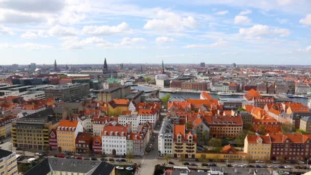Vista aérea de Copenhague con techos rojos y canal de la ciudad — Vídeo de stock