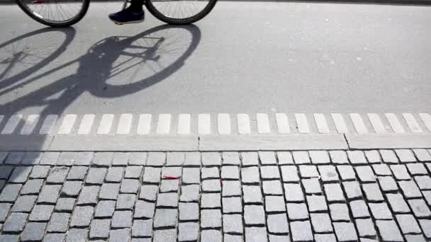 Άνθρωποι ποδηλασία στην Κοπεγχάγη, η εστίαση στις σκιές ποδηλάτων — Αρχείο Βίντεο