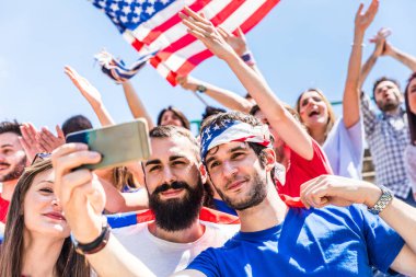 Amerikan hayranları bir selfie Stadı'nda bir maç sırasında alarak.