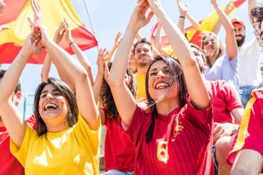 İspanyol taraftarları alkışlayan eller stadyumunda tezahürat