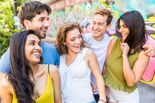 Grupo multirracial de amigos juntos en la ciudad — Foto de Stock