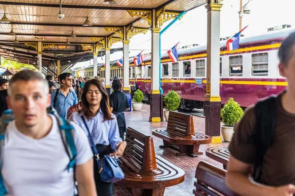 İnsanlar Ayutthaya tren istasyonunda — Stok fotoğraf