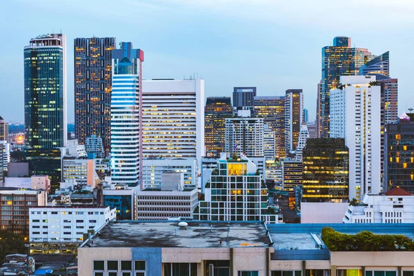 Modern binalar ve alacakaranlıkta Bangkok içinde gökdelenler — Stok fotoğraf