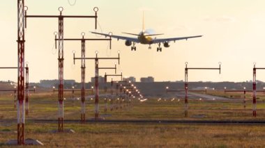 Gün batımında Mayorka'da iniş uçak ile Havaalanı