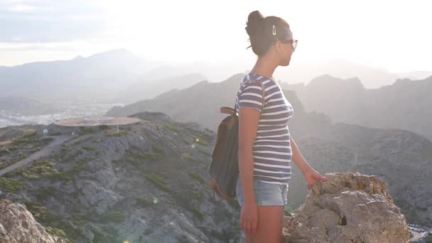 Schöne Frau auf Felsen auf Mallorca bei Sonnenuntergang — Stockvideo