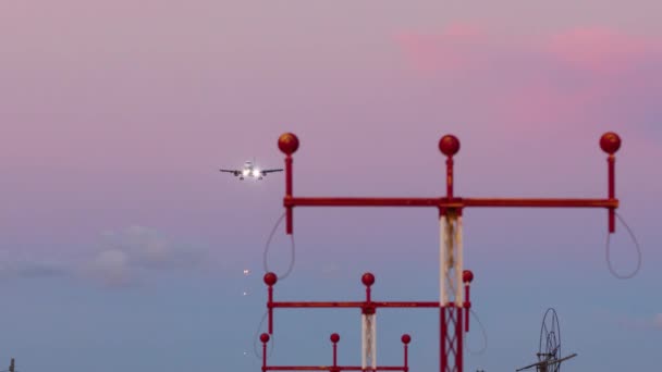 Avião sobrevoando sistema de iluminação de aproximação antes da aterrissagem — Vídeo de Stock