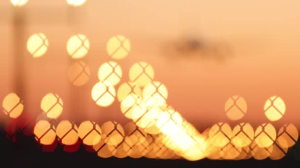 Aéroport avec atterrissage en avion au coucher du soleil, silhouette 