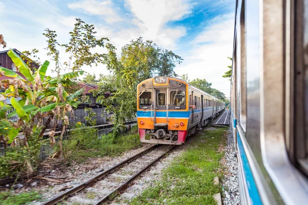 Viaggio in treno nella campagna thailandese fuori Bangkok — Foto Stock