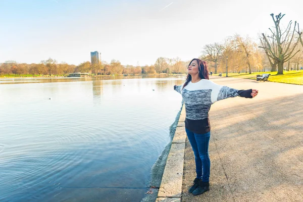 Chica india relajándose en el parque en Londres —  Fotos de Stock