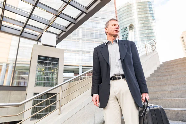 Smiling senior businessman portrait in the city — Stock Photo, Image