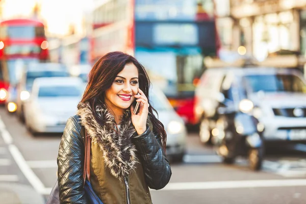 インドの女性がロンドンで電話で話しています。 — ストック写真