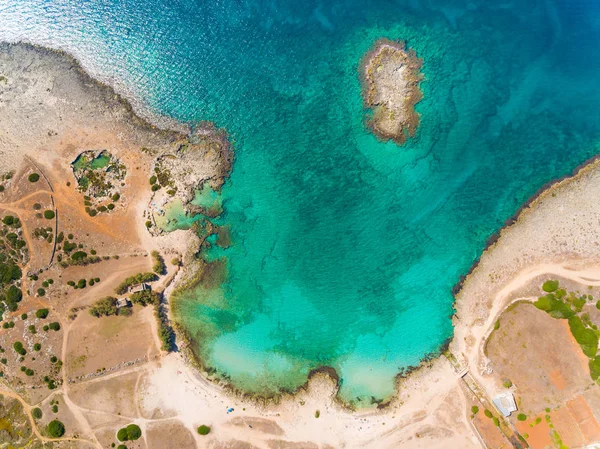 Smaragd water aan zee in Italië, luchtfoto — Stockfoto