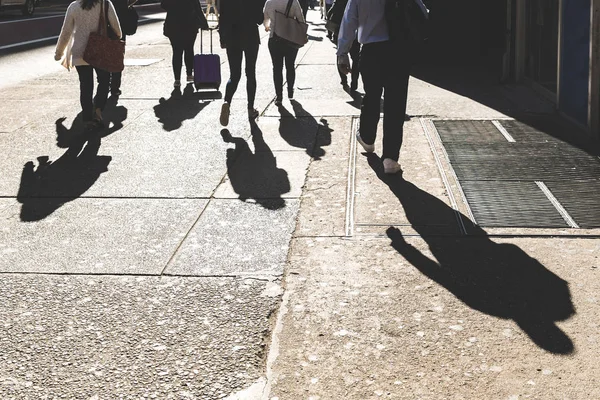 Shadows emberek a 5th avenue New York-i járás — Stock Fotó