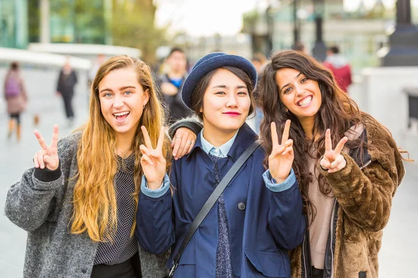 Multirassische Mädchen, kleine Gruppe von Freunden in London — Stockfoto