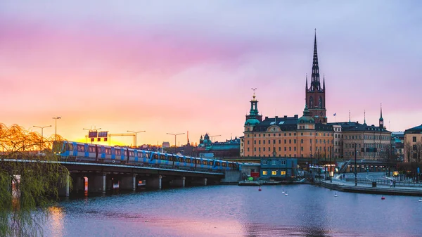 Stare miasto w Sztokholmie i metra o zachodzie słońca — Zdjęcie stockowe