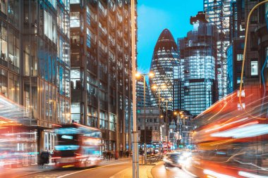 Londra şehir görünümü trafik gece