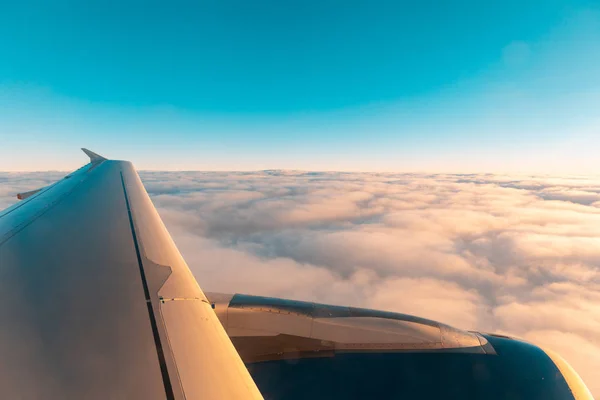 Airplane wing view over the clouds from the window — Stock Photo, Image