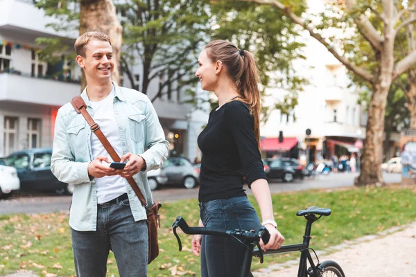 Joyeux couple dans un parc de la ville — Photo