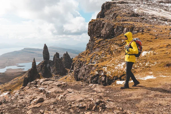 Caminhadas de homens na Escócia, Ilha de Skye no Velho Homem de Storr — Fotografia de Stock