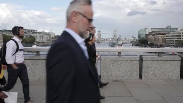 Mujer escribiendo por teléfono en Londres con Tower Bridge en el fondo y gente — Vídeo de stock