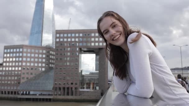 Jonge mooie vrouw portret in de stad - glimlachende gelukkige vrouw met Londen — Stockvideo