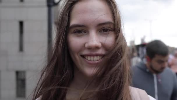 Jong mooi vrouw portret op de stoep — Stockvideo