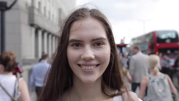 Junge schöne Frau Porträt auf dem Bürgersteig — Stockvideo