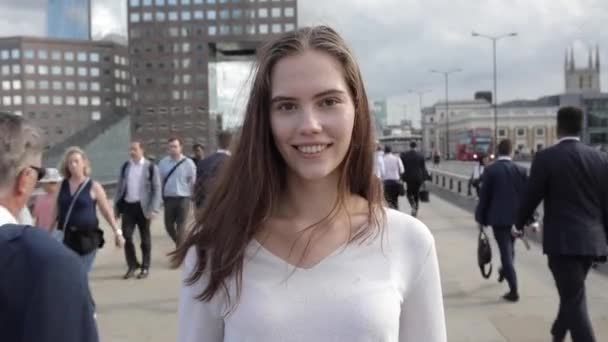 Ung vacker kvinna porträtt på trottoaren — Stockvideo