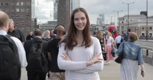 Jeune belle femme portrait sur le trottoir — Video