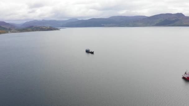 Luftaufnahme eines nautischen Schiffes in Schottland — Stockvideo