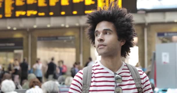 Uomo di razza mista alla stazione ferroviaria ritratto - Afro uomo caraibico guardarsi intorno — Video Stock