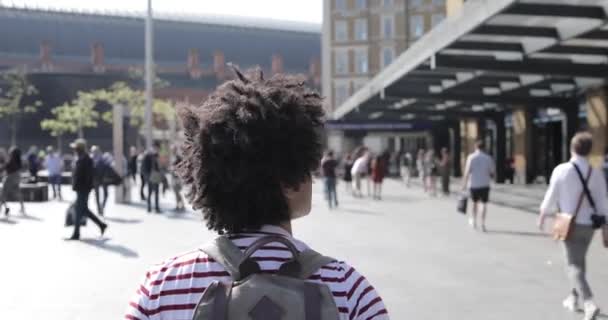 Hombre caminando a la estación de tren — Vídeos de Stock