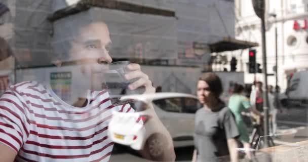 Hombre en la cafetería escribiendo en el teléfono móvil — Vídeo de stock